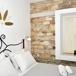 Captain Theo's Modern Maria Apartment