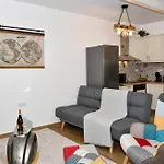 Captain Theo's Modern Maria Apartment *