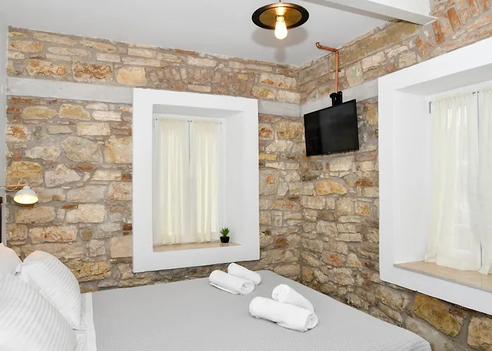 Captain Theo's Modern Maria * Lefkímmi