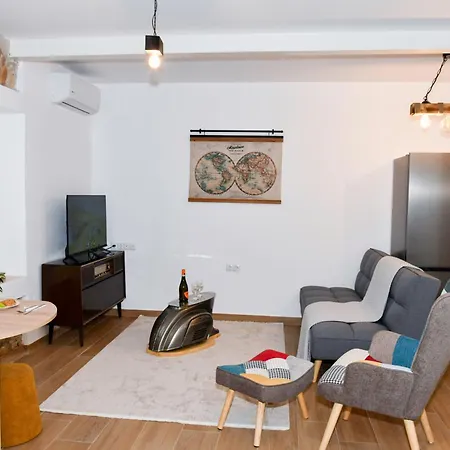 Captain Theo's Modern Maria * Lefkímmi