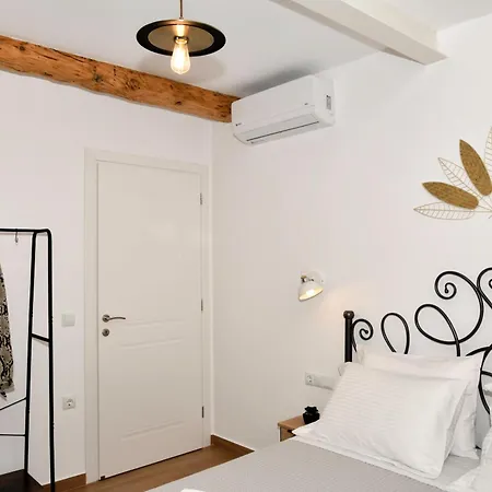 Captain Theo's Modern Maria * Lefkímmi