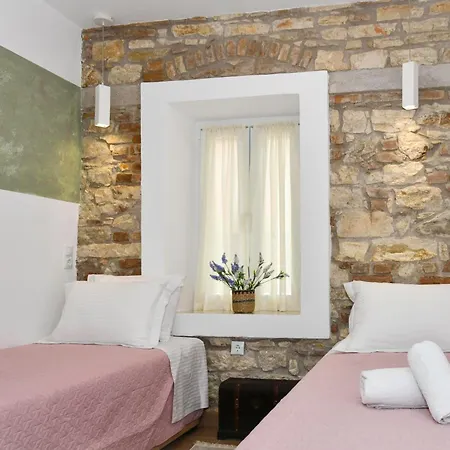 Captain Theo's Modern Maria Lefkímmi