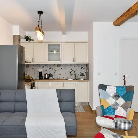 Captain Theo's Modern Maria Apartmán