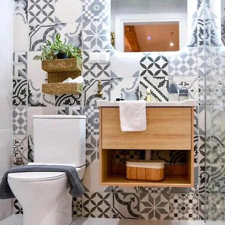 Captain Theo's Modern Maria * Lefkímmi