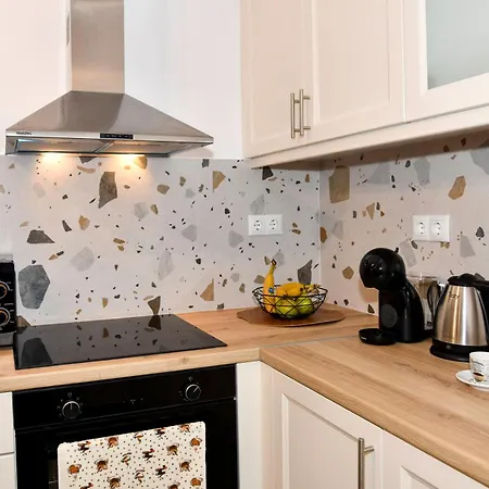 Captain Theo's Modern Maria Apartmán