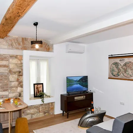 Captain Theo's Modern Maria