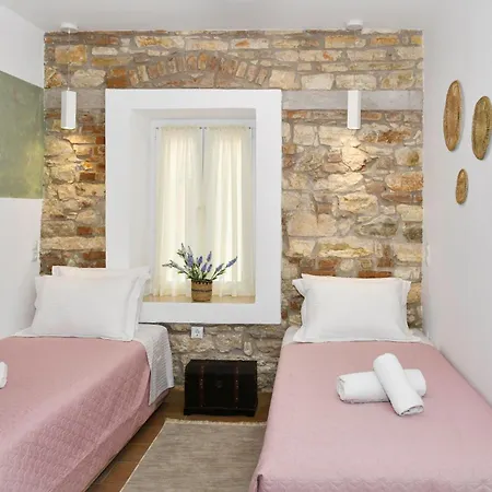 Captain Theo's Modern Maria * Lefkímmi