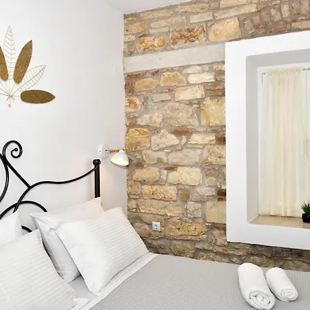 Captain Theo's Modern Maria Apartmán