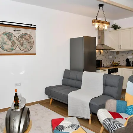 Captain Theo's Modern Maria Apartmán *