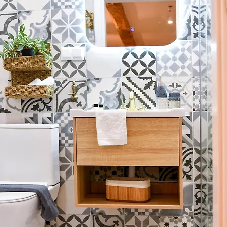 Captain Theo's Modern Maria Apartmán *