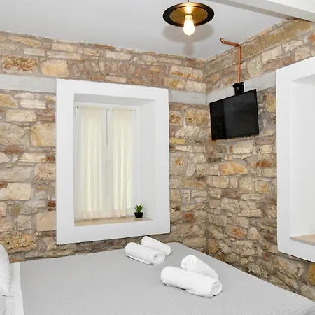 Captain Theo's Modern Maria * Lefkímmi