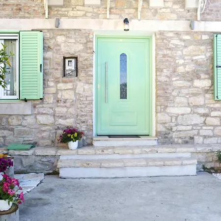 Captain Theo's Modern Maria Lefkímmi