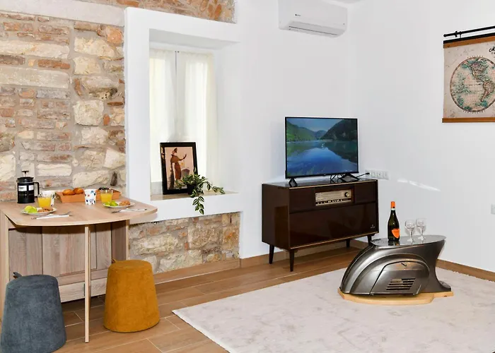 Apartment Captain Theo's Modern Maria *